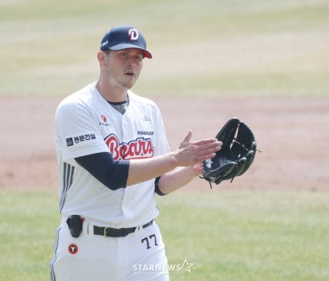 2026 신한 SOL Bank KBO리그 시범경기 두산 베어스 대 KIA 타이거즈 경기가 22일 서울 잠실야구장에서 열렸다.  두산 선발 플렉센이 호수비를 펼친 야수에게 박수를 치고 있다. /사진=김진경 대기자