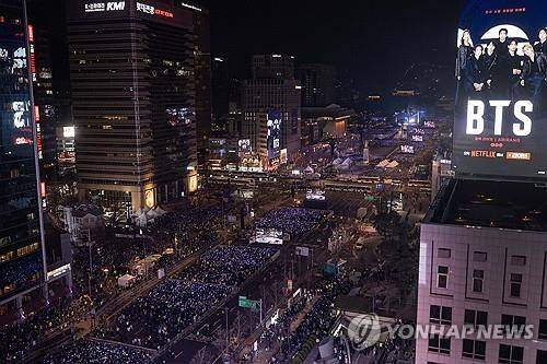 광화문 광장에서 열린 방탄소년단(BTS) 복귀 무대     (서울=연합뉴스) 그룹 방탄소년단(BTS)이 21일 서울 광화문 광장에서 정규 5집 '아리랑'(ARIRANG) 발매를 기념해 무료 공연 'BTS 컴백 라이브: 아리랑'(BTS THE COMEBACK LIVE｜ARIRANG)을 열고 있다. 2026.3.21 [사진공동취재단]
    photo@yna.co.kr