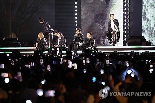 돌아온 방탄소년단(BTS) (서울=연합뉴스) 박동주 기자 = 그룹 방탄소년단(BTS)이 21일 서울 광화문 광장에서 정규 5집 '아리랑'(ARIRANG) 발매를 기념해 무료 공연 'BTS 컴백 라이브: 아리랑'(BTS THE COMEBACK LIVE|ARIRANG)을 열고 있다. 2026.3.21
pdj6635@yna.co.kr