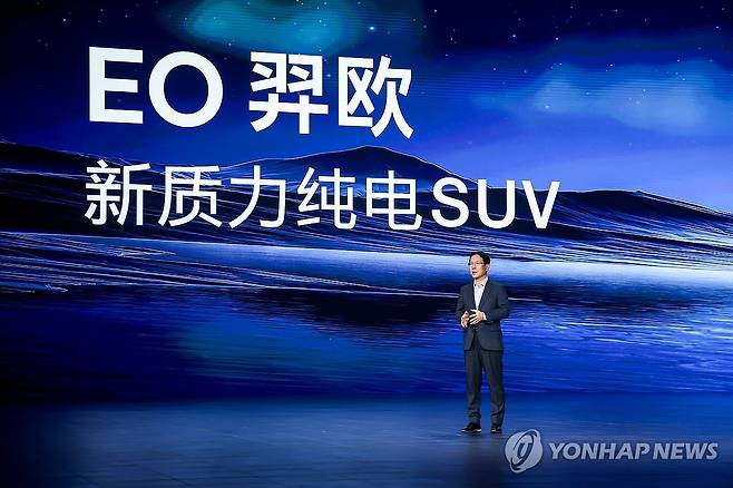 현대차, 중국 전략 EV 일렉시오 출시 (서울=연합뉴스) 현대자동차가 중국 소비자를 겨냥한 전략형 전기 SUV '일렉시오'를 중국 옌타이에서 공개했다고 30일 밝혔다. 오익균 현대차 중국권역본부장(부사장)이 일렉시오 출시 행사에서 발표하고 있다. 2025.10.30 [현대자동차·기아 제공. 재판매 및 DB 금지] photo@yna.co.kr