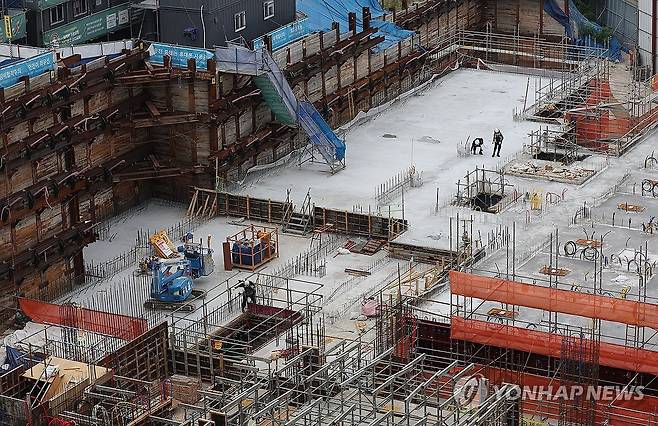 이어지는 폭염…건설 현장 상황은? (서울=연합뉴스) 김성민 기자 = 폭염이 이어지고 있는 지난해 7월 29일 서울 시내 한 건설 현장에서 작업자들이 작업을 하고 있다. 2025.7.29 ksm7976@yna.co.kr