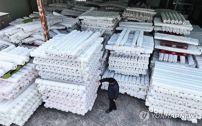 중동전쟁 끝은 언제…쌓여가는 수출 원단 (경산=연합뉴스) 김현태 기자 = 12일 경북 경산시 진량읍의 한 섬유공장에 수출 원단이 쌓여있다. 공장 관계자는 "이스라엘·미국과 이란의 전쟁으로 수출길이 막히며 두바이 등 중동지역으로 갔어야 할 원단들이 보내지를 못해 쌓이며 전체 재고의 50%를 넘어서고 있다"며 "정부 대책이 시급하다" 설명했다. 2026.3.12 mtkht@yna.co.kr