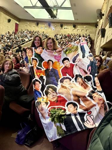 공유 마스터클래스 참석한 이탈리아 팬들 (피렌체=연합뉴스) 민경락 특파원 = 21일(현지시간) 이탈리아 피렌체 라꼼빠니아 극장에서 열린 배우 공유 마스터클래스 행사는 예매 시작 3분 만에 전 좌석이 매진되는 기록을 세웠다.
관객들은 행사 당일 새벽6시 반부터 극장 앞에 줄을 서기 시작했다. 이른바 '1열 직관'을 노린 광팬들이다. 2026.3.22 rock@yna.co.kr