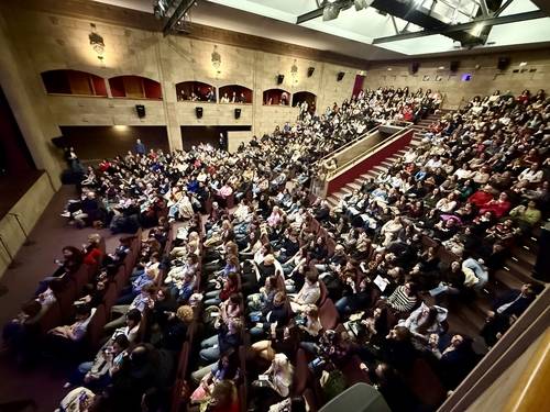 빈자리 없이 꽉 찬 라꼼빠니아 극장 (피렌체=연합뉴스) 민경락 특파원 = 21일(현지시간) 이탈리아 피렌체 라꼼빠니아 극장에서 열린 배우 공유 마스터클래스 행사는 예매 시작 3분 만에 전 좌석이 매진되는 기록을 세웠다.
관객들은 행사 당일 새벽 6시 반부터 극장 앞에 줄을 서기 시작했다. 이른바 '1열 직관'을 노린 광팬들이다. 2026.3.22 rock@yna.co.kr