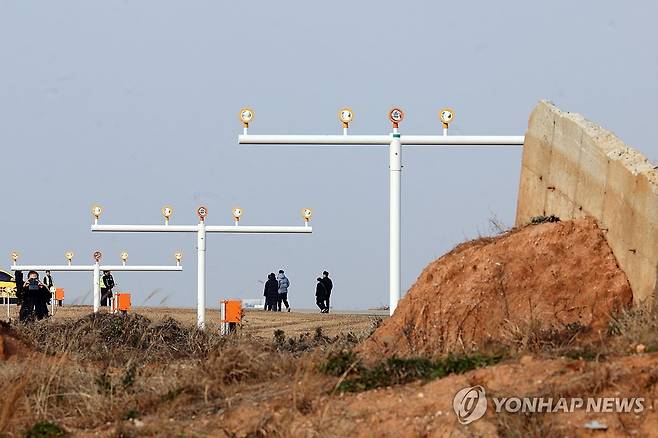 참사 현장 뒤로하고 돌아가는 유가족 (무안=연합뉴스) 김혜인 기자 = 12·29 제주항공 여객기 참사 1주기인 29일 무안국제공항 참사 현장에서 유가족들이 콘크리트 둔덕을 살펴본 뒤 이동하고 있다. in@yna.co.kr