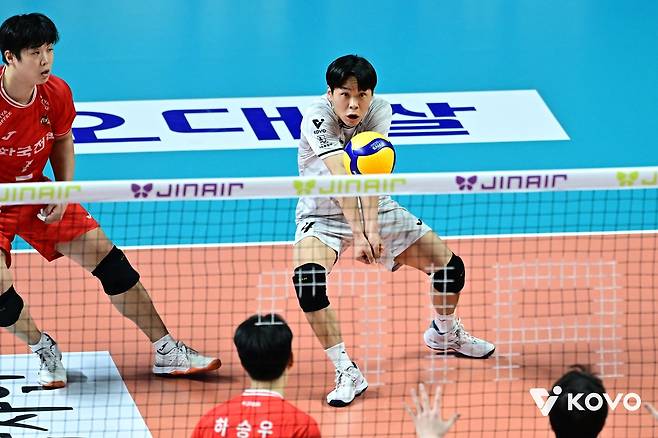 리시브하는 한국전력의 리베로 정민수(중앙) [한국배구연맹 제공. 재판매 및 DB 금지]