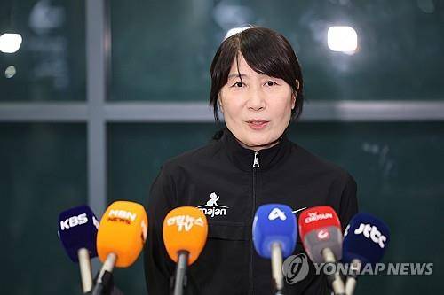 입국 후 인터뷰하는 이도희 이란 여자배구 대표팀 감독 (영종도=연합뉴스) 서대연 기자 = 이도희 이란 여자배구 국가대표팀 감독이 5일 인천국제공항 제1여객터미널을 통해 귀국하며 입장을 밝히고 있다. 2026.3.5 dwise@yna.co.kr