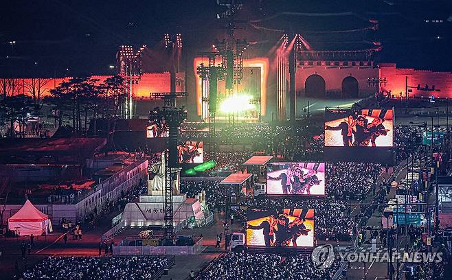 방탄소년단(BTS) 광화문 컴백 무대를 함께 (서울=연합뉴스) 21일 서울 광화문 광장에서 그룹 방탄소년단(BTS)의 정규 5집 '아리랑'(ARIRANG) 발매를 기념해 무료 공연 'BTS 컴백 라이브: 아리랑'(BTS THE COMEBACK LIVE｜ARIRANG)이 열리고 있다. 2026.3.21 [사진공동취재단] photo@yna.co.kr