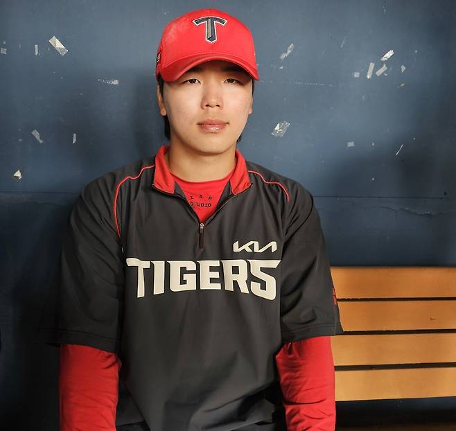 KIA 타이거즈 황동하 (서울=연합뉴스) 김동한 기자 = 22일 서울 잠실구장에서 열린 2026 신한 SOL KBO리그 시범경기 두산 베어스와 방문 경기에 선발 등판해 5이닝 무실점 경기를 펼친 황동하가 경기 이후 취재진과 만나 인터뷰를 진행하고 있다. 2026.3.22 moved@yna.co.kr