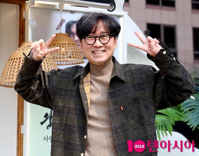 장항준 감독이 브이를 하고 있다. /텐아시아 DB