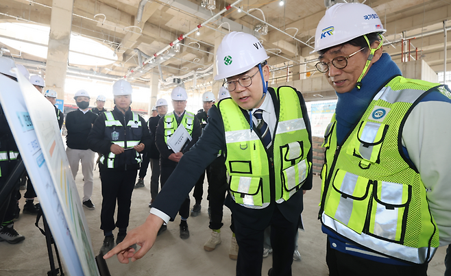 ▲ 더불어민주당 인천시장 후보인 박찬대 국회의원이 23일 인천 연수구 KTX 출발역인 송도역 증축 공사 현장을 찾아 공사 진행 상황을 점검하고 있다. /이재민 기자 leejm@incheonilbo.com