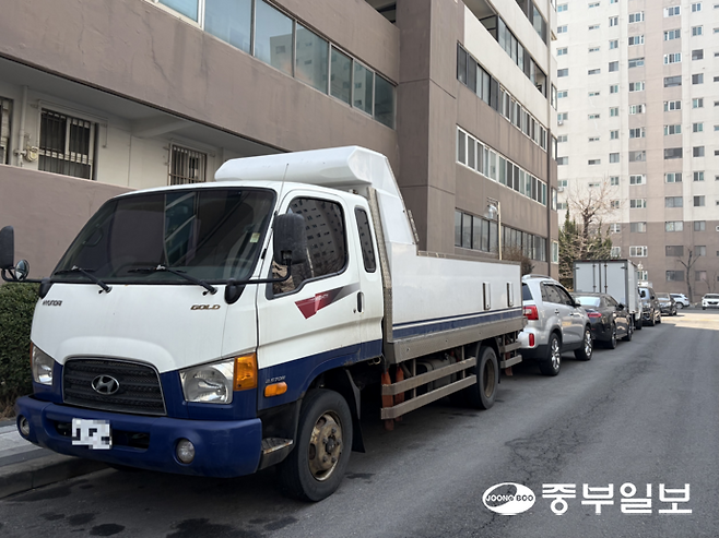 인천 중구 항동7가 라이프비취맨션 아파트에 2.5t 활어차가 주차돼 있다. 정수빈기자