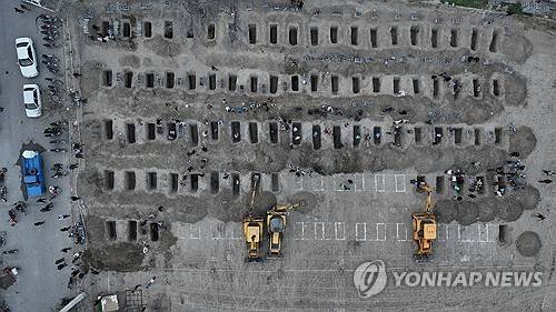 &nbsp;이란&nbsp;미나브 소재 한 초등학교가 폭격당한지 이틀 후인 2026년 3월 2일 사망자들의 무덤이 마련되고 있다. 2026.3.23 [사진=연합뉴스]