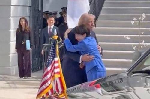 19일(현지시간) 미국 백악관에서 진행된 미일 정상회담은 특유의 '스킨십 외교'로 우호적인 국면을 모색한&nbsp;다카이치&nbsp;사나에 일본 총리와 잇단 찬사로 화답한 도널드 트럼프 미국 대통령의 모습이 교차하며 화기애애한 분위기가 연출했다. 2026.3.19 [사진=연합뉴스]