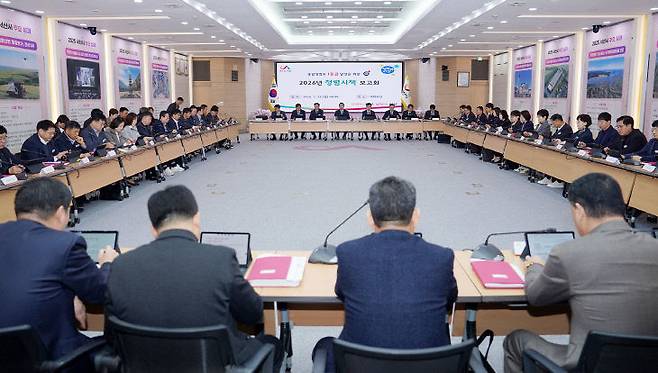 서산시는 3월 23일 시청 대회의실에서 이완섭 서산시장을 비롯한 공직자 50여 명이 참석한 가운데 반부패·청렴시책 추진 대책보고회를 개최했다.(사진=서산시 제공)