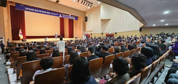 23일 괴산문화예술회관에서 열린 장항준 영화감독 초청 특강에 청중이 객석을 가득 메우고 있다. /강신욱기자