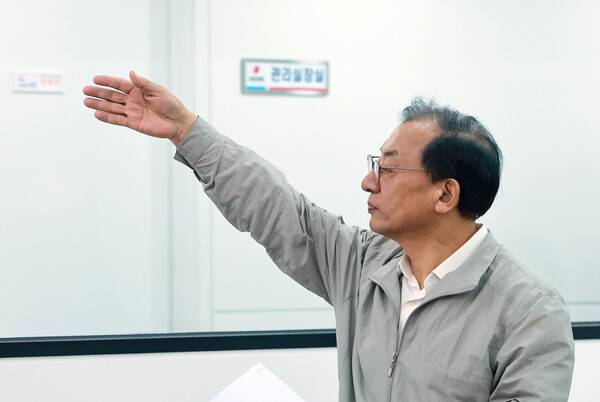 국민의힘 이정현 공천관리위원장이 지난 22일 서울 영등포구 여의도 중앙당사에서 대구시장 후보와 관련해 브리핑하기 위해 단상으로 향하며 단상에 함께 오를 공관위원을 부르고 있다. 이 위원장은 이날 주호영·이진숙 예비후보를 컷오프 했다고 밝혔다. 연합뉴스