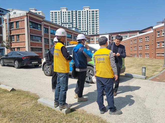 광주시는 23일부터 건설현장 안전 점검과 산업재해 예방 활동을 수행할 '안전보건지킴이'를 운영한다./광주시 제공