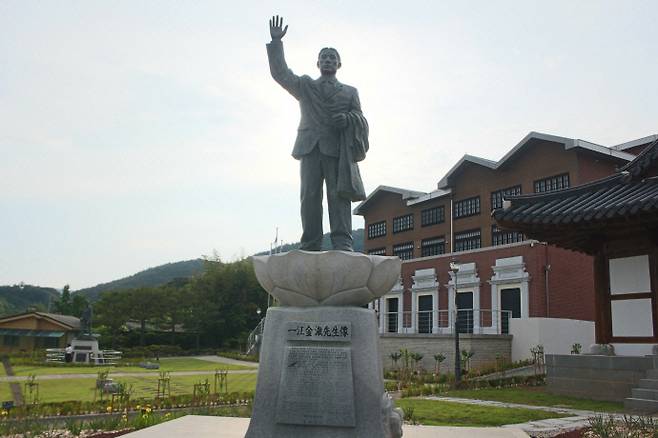 전남 함평군 신광면 함정리에 세워진 일강 김철 선생 동상과 상해 임시정부 청사 재현 건물./남도일보 DB