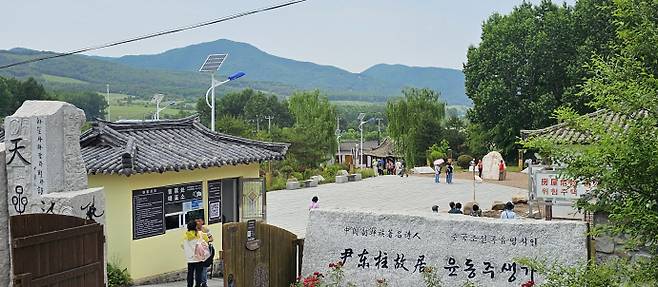 중국 길림성의 명동촌에 위치한 윤동주 시인의 생가. 명동학교의 뒷편으로 많은 관광객들이 방문하는 명소이기도 하다. /김성빈 기자 ksb@namdonews.com