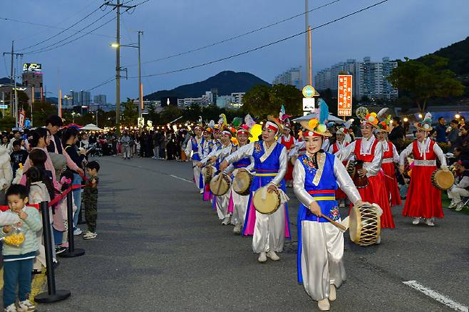 여수시는 올해 하반기 열릴 예정인 여수동동북축제를 축제추진위원회를 통하지 않고, 직접 운영할 계획이다.사진은 지난해 열린 여수동동북축제./여수시 제공
