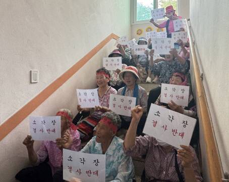 지난 6월 26일 오후 광주 광산구 삼도동 행정복지센터에서 주민들이 자원회수(소각)시설 환경영향평가 초안 주민설명회가 열릴 행사장 진입로를 몸으로 막고 있는 모습. /남도일보DB