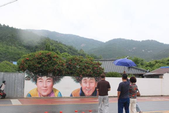 암태면 기동리 가는길 동백파마 벽화.