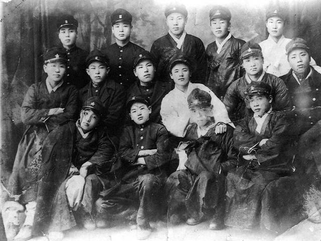 성진회 회원들 단체 사진. 1926년 11월4일 오후 2시께 광주 춘원사진관에서 촬영했다고 전해진다. 정우채, 김창주, 김광용, 최규창(앞줄 왼쪽부터). 안종익, 박인생, 정남균, 왕재일, 장재성, 문승수(가운데 줄 왼쪽부터). 김한필, 정종석, 정동수, 임주홍, 채영석(맨뒷줄 왼쪽부터). 성진회 회원 16명 가운데 광주고보생 국순엽은 없다. / 광주학생독립운동기념관 제공