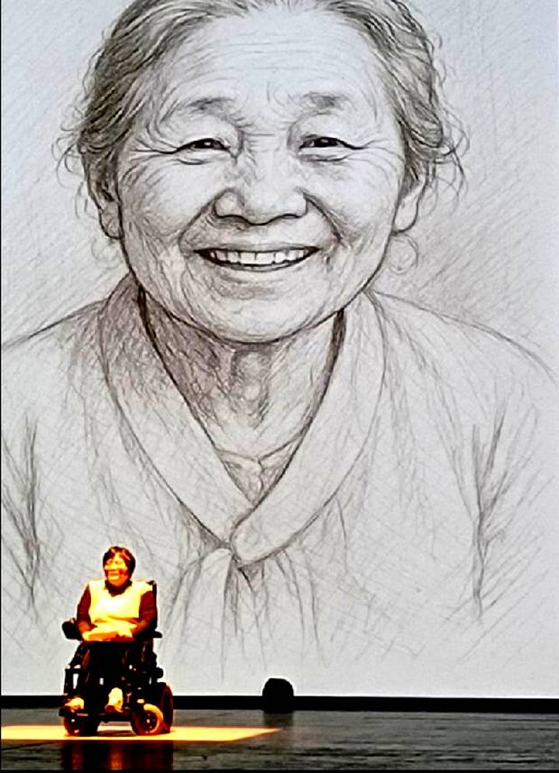 장애 배우들이 자신의 이야기를 들려주는 연극 ‘우리도 꽃이었다’가 24일 오후 4시 무안 남도소리울림터에서 펼쳐진다. 배우들이 공연 연습을 하는 모습(위). 연극 ‘우리도 꽃이었다’ 지난 공연 모습.
 <예인방 제공>