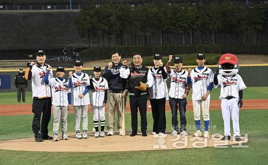 ▲ 울산웨일즈 개막전이 열린 지난 20일 울산 문수야구장에서 김두겸 울산시장, 허구연 KBO 총재가 시민대표들과 기념촬영을 하고 있다.
