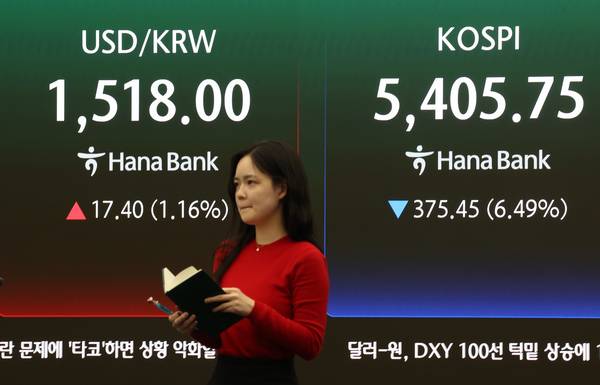 23일 서울 중구 하나은행 본점 딜링룸 전광판에 환율과 코스피가 표시돼있다. 이날 원·달러 환율은 1517.3원, 코스피는 5405.75로 거래를 마감했다. /연합뉴스