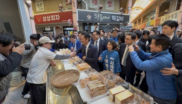 민주당 지도부가 23일 낙동강 벨트 핵심 지역인 양산 남부시장에서 민생 행보를 펼치고 있다. /이현희 기자