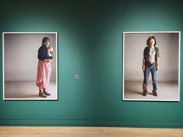 6월 28일까지 열리는 경남도립미술관 기획전 중 2전시실에서 볼 수 있는 박영숙 작 '미친년들 시리즈 #1'(왼쪽)과 '미친년들 시리즈 #3'. /류민기 기자