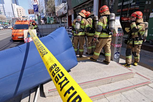 23일 오후 대구 달서구 도시철도 1호선 진천역에서 화재가 발생해 소방대원들이 현장으로 이동하고 있다. 이날 낮 12시 5분께 진천역 환기실에서 냉각탑 절단 작업 중 발생한 불꽃이 플라스틱 충전제에 옮겨붙은 것으로 추정되는 화재가 나 소방 당국이 장비 34대와 인력 96명을 투입해 77분 만에 완전히 진압했다. 김영진 기자 kyjmaeil@imaeil.com