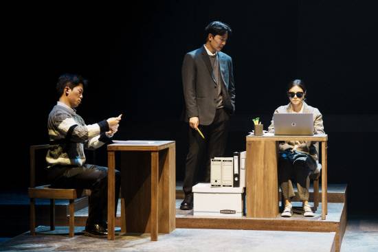 연극 '나의 아저씨' 한 장면. 사진=창원문화재단