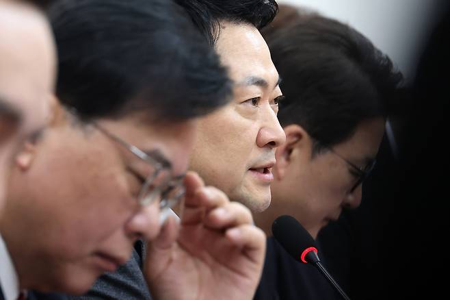 국민의힘 장동혁 대표가 23일 국회에서 열린 최고위원회의에서 모두발언을 하고 있다. 이날 회의에서는 대구시장 후보 공천을 공천관리위원회 결정대로 가기로 했다. /연합뉴스