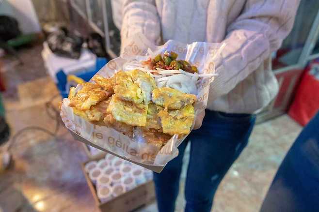 다양한 전이 가득한 야시장 _한국관광공사 제공