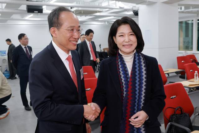 6·3 지방선거 대구시장에 도전하는 국민의힘 추경호 의원과 이진숙 전 방송통신위원장이 10일 서울 영등포구 여의도 국민의힘 중앙당사에서 열린 광역단체장 후보 면접에 참석하며 악수하고 있다. 연합뉴스