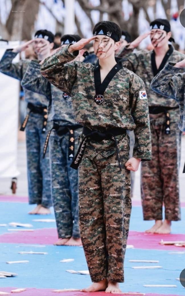 ▲ 육군태권단시범단 소속 세븐틴 호시가 태권도 시범 홍보에 앞장서고 있다. 영천시 제공