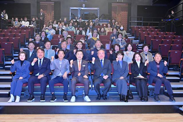 2026년 경북도민행복대학 '고령군 캠퍼스' 제5기 입학식에서 교육생들과 내빈 등이 함께 기념 촬영하고 있다. 고령군 제공