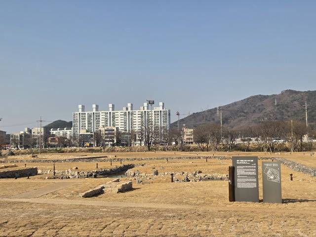 분황사 동쪽에 최근 발굴에서 조화로운 연못과 건물터가 드러난 구황동 원지.