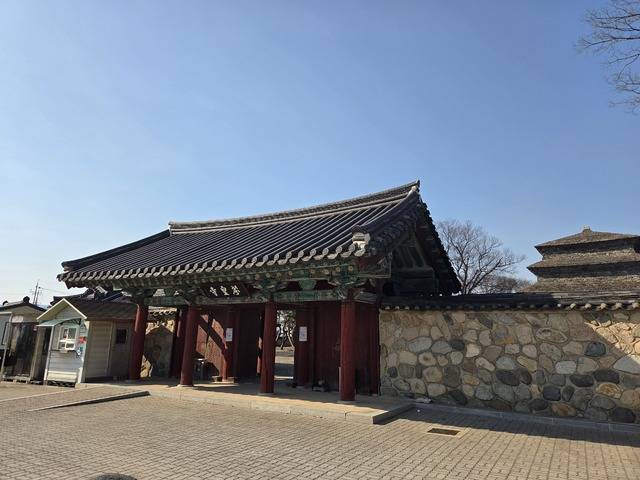 선덕여왕이 창건해 자장율사와 원효대사 등이 주석했던 분황사의 일주문.