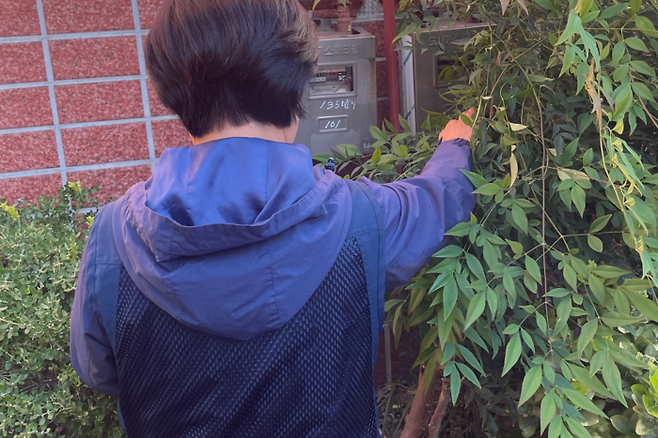 대구 다세대주택 건물 외벽에 설치된 도시가스 계량기를 검침하고 있는 검침원. 검침원 1인당 한달 검침해야 하는 세대수가 많게는 4천500곳에 이른다. 윤정혜기자