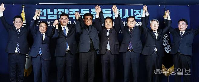 더불어민주당 초대 전남광주통합특별시장 예비경선 출마자들. 김영록, 강기정, 주철현, 신정훈, 민형배 후보가 본경선에 진출한 가운데 첫 주말을 맞은 후보들은 지역별 유세에 나서는 등 전면전에 돌입했다. /뉴시스