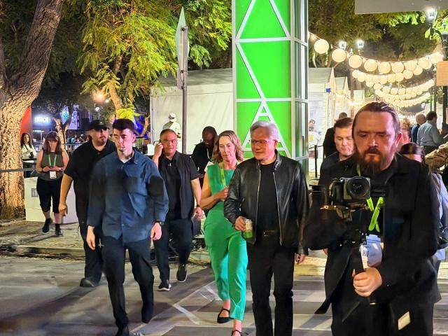 젠슨 황 엔비디아 최고경영자(CEO)가 GTC 2026 3일차인 18일(현지시간) GTC 파크에 마련된 대만 야시장 컨셉의 'Day and Night Market'에 들어서는 모습. [사진=GTC 2026 공동취재단]