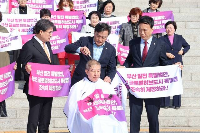 박형준 부산시장이 23일 오전 국회의사당 앞에서 ‘부산 글로벌 허브 도시 특별법’ 제정을 촉구하며 삭발을 강행하고 있다.(사진=정성국 의원 SNS)