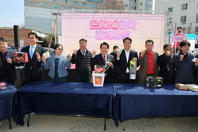 21일 덕계 무지개상점가 일원에서 열린 지역 소상공인 축제'온(ON)골목 플리마켓' 행사장에 나동연 양산시장이 방문하고 있다. 사진/양산시