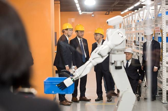 배경훈 부총리 겸 과학기술정보통신부 장관이 23일 오후 대전광역시 유성구 KAIST를 방문해 '피지컬 AI 통합 플랫폼' 관련 설명을 듣고 있다.[사진=과기정통부]