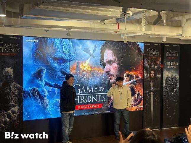 문준기 넷마블 사업본부장(왼쪽)과 장현일 넷마블네오 총괄 PD가 지난 20일 진행된 '왕좌의 게임: 킹스로드' 미디어 시연회에서 기념사진을 촬영하고 있다./사진=비즈워치