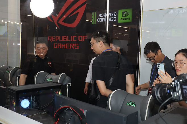 레드포스 PC 아레나 스트리밍 존 부스를 견한 중인 라이엇게임즈 베트남 지사 관계자들.